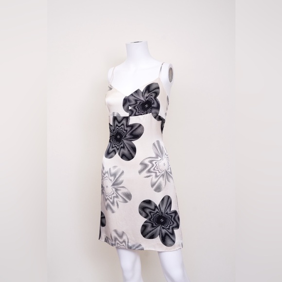 Chanel White Floral Logo Silk Dress - Picture 4 of 7